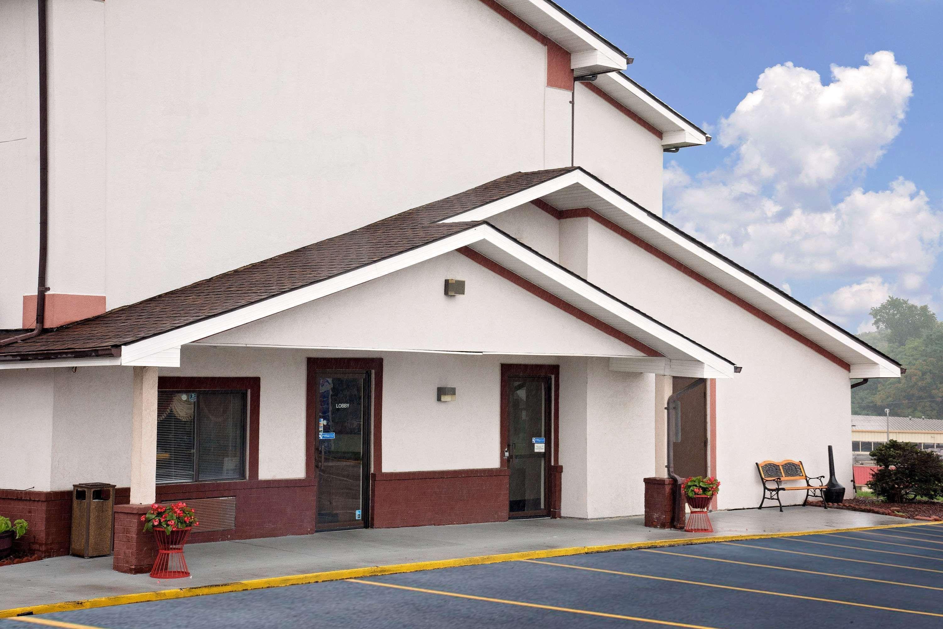 Super 8 Martinsburg Hotel Exterior photo