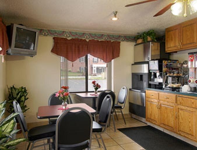 Super 8 Martinsburg Hotel Restaurant photo